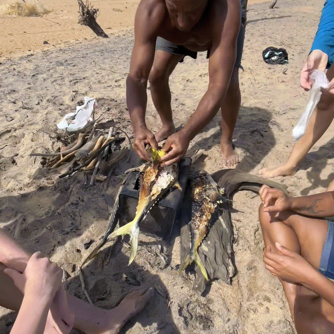 colocando limão no peixe